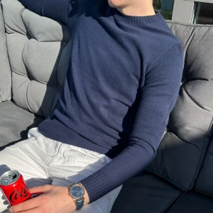 Merino Kashmirtröjor (Nya) - Tjena! Säljer dessa eftertraktade tröjor i 70% Merinoull och 30% Kashmir från mitt klädföretag. Tröjorna är helt nya och ligger inplastade. De finns i färgerna på bild två och i Storlekarna S,M & L  Skriv för mer information och bilder!🤩