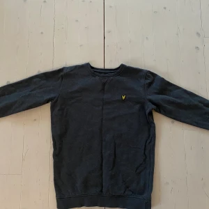 Lyle @ Scott collegetröja  - Använd men hel och ren. Storlek Junior 12/13 år