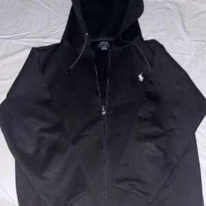 Ralph lauren zip - Jag säljer min ralph lauren zip eftersom att jag slutat använda den och fått en ny zip up. Den är i jätte bra skick använd cirka 4-5 gånger. Storleken är M. Priset kan självklart diskuteras vid minsta lilla fundering så är det bara att fråga.