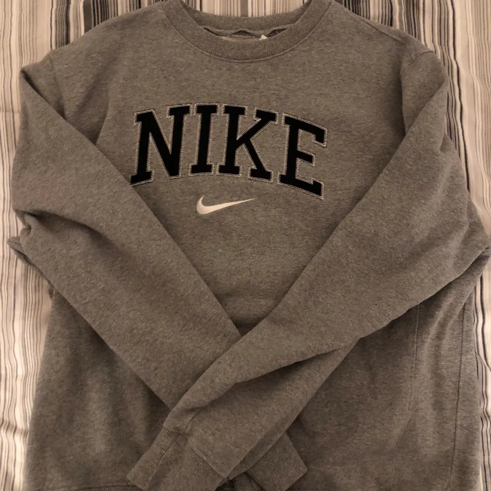  Vintage Nike tröja i storlek M. Sitter som M/S. Väldigt bra skick, ingen defekt. Pris kan diskuteras. Tröjor & Koftor.