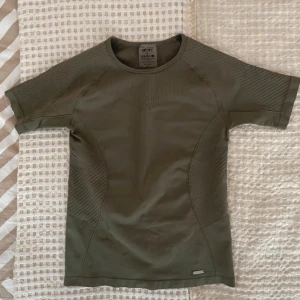 Aimn tröja - Grön gymtröja från aimn i färgen Olive motion seamless short sleeve, väldigt fint skick! 