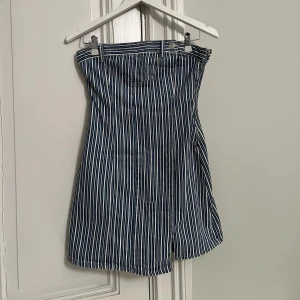 Zara klänning  - Säljer denna superfina klänning från Zara. Den är helt oanvänd.