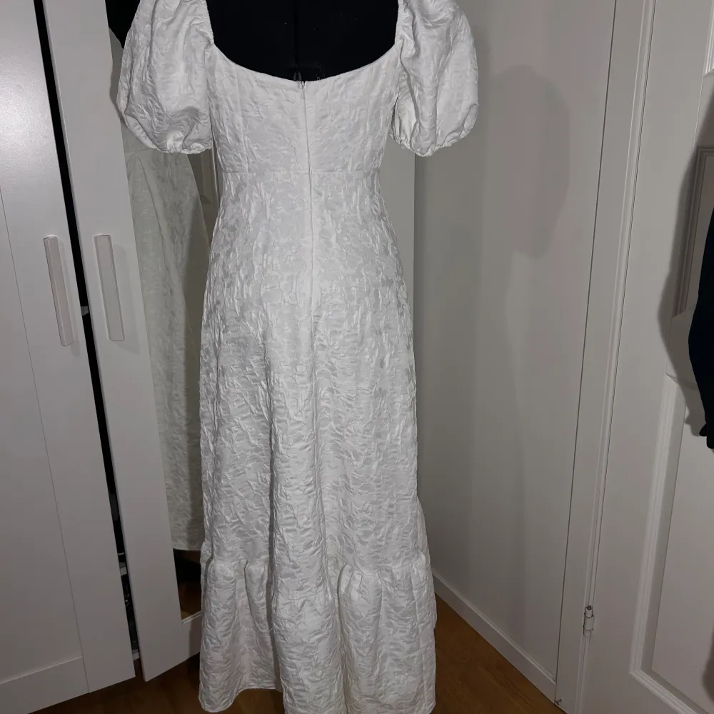 Min gamla student klänning som är såå fin🌟 Maxi i längden med puffiga ärmar, väldigt elegant och flowig. Sitter väldigt fint passformst i överdelen och med dragkedja i ryggen. Så fint mönstrad också, diskret men super fina detaljer. Mekot.