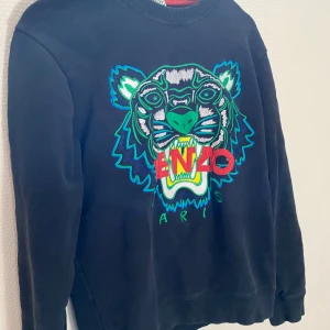 Kenzo tröja  - Skick 9/10 nästan som ny, använd ett fåtal gånger. Säljer nu min äkta kenzo tröja då den är för liten. 