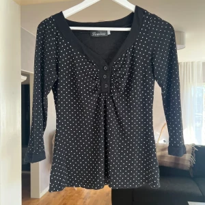 Söt tröja - Supersöt prickig top Ifrån Märket louisa Stl xs/s