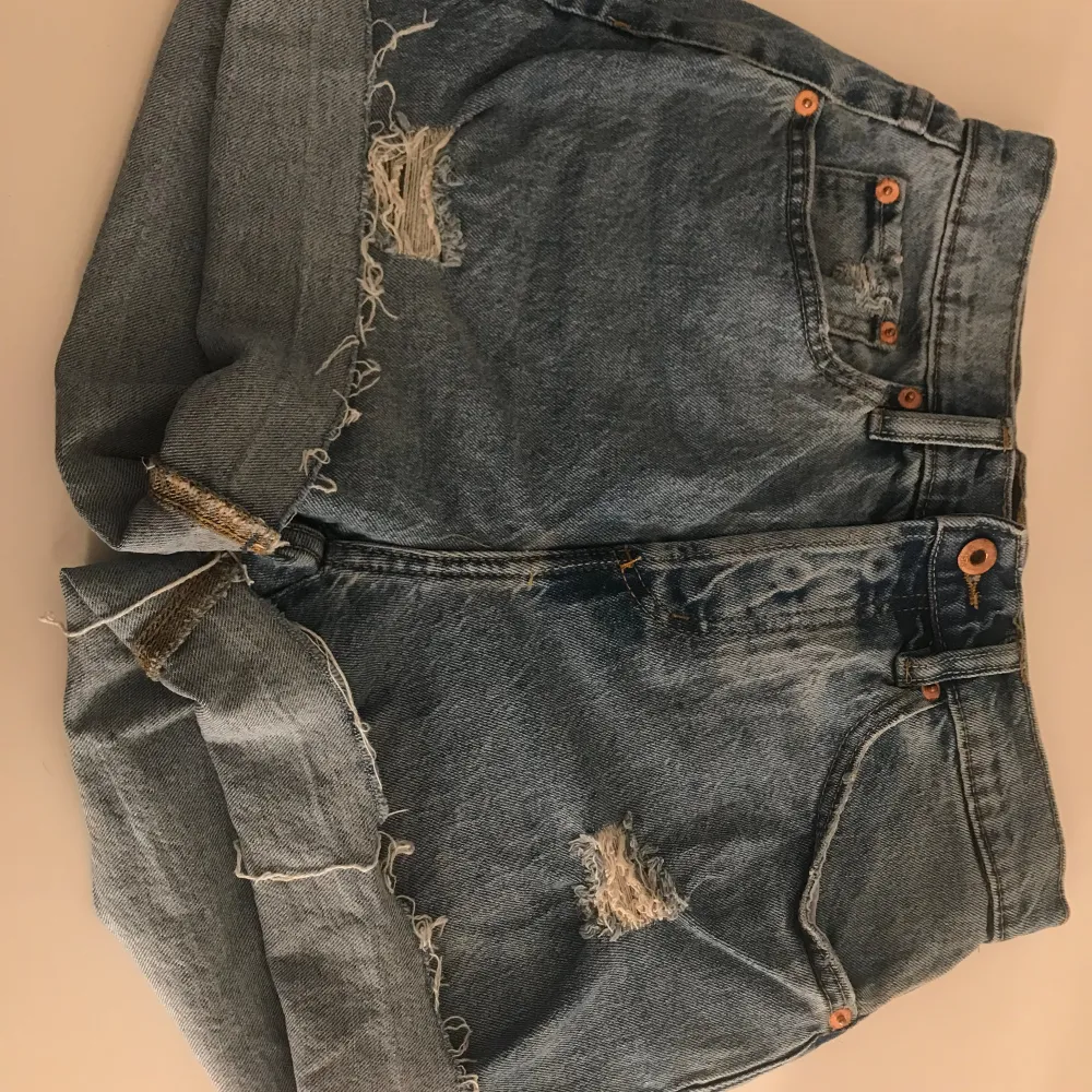 Jeans shorts ifrån lager 157. Använda få gånger så i bra skick!! Är i storlek Xs 💕. Shorts.