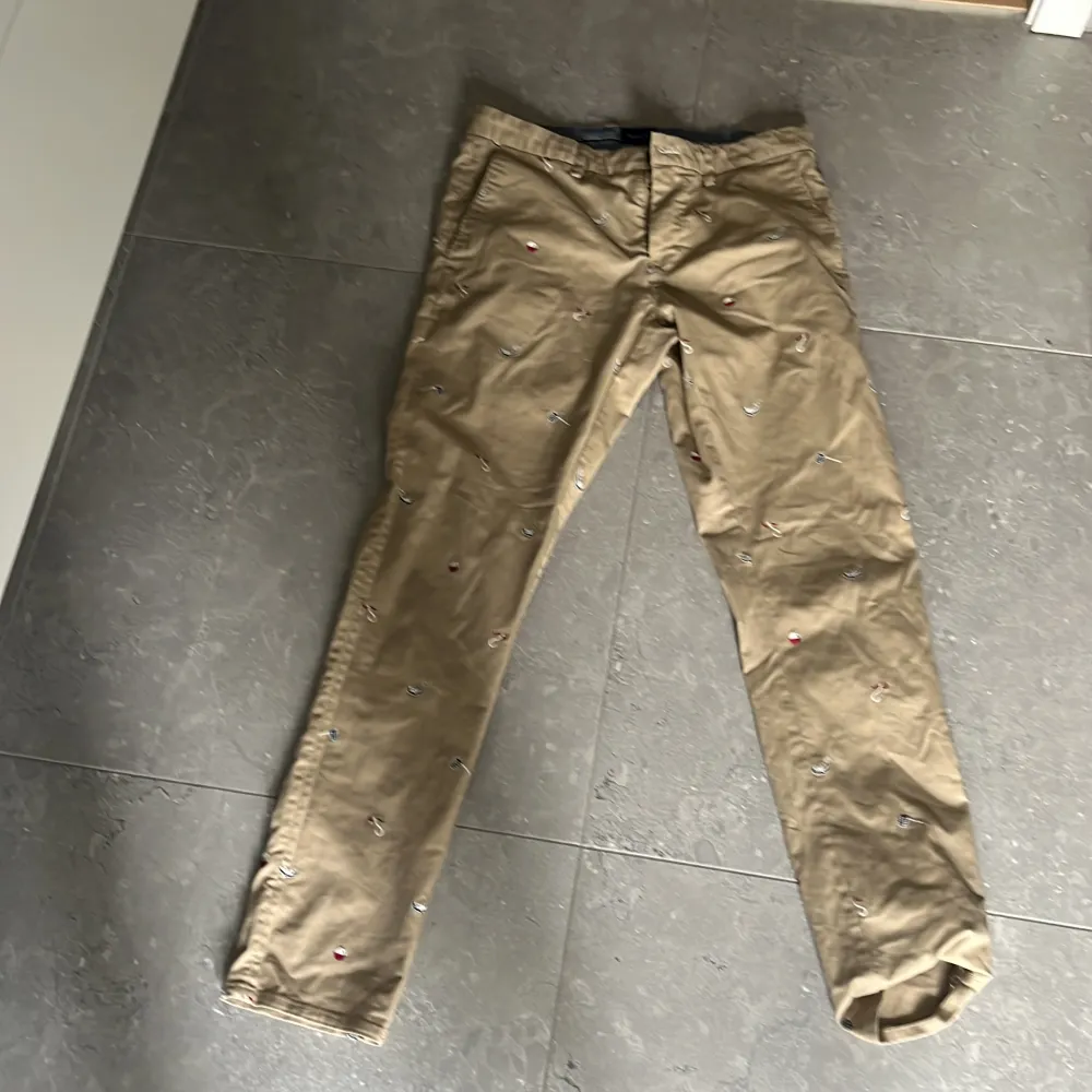 Hej, säljer dessa finbyxor som är helt nya nästan! Nypris 700kr. Farkut & Housut.