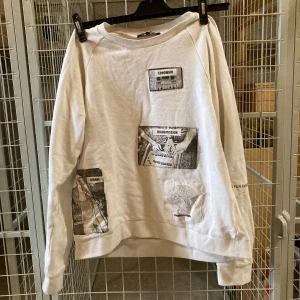 Raf Simmons tröja  - As cool raf tröja som jag tyvärr inte använder längre. As coola detaljer, sjukt skön och väldigt bra cond. Använd en del. Skriv för fler frågor :) 