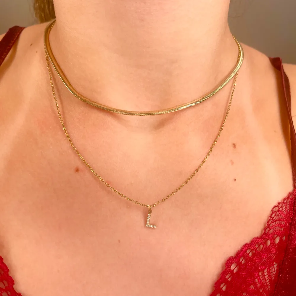 Superfint lite tjockare guld halsband som går att matcha med andra tunnare halsband om man vill🌸 Endast de tjocka halsbandet ingår!. Övrigt.