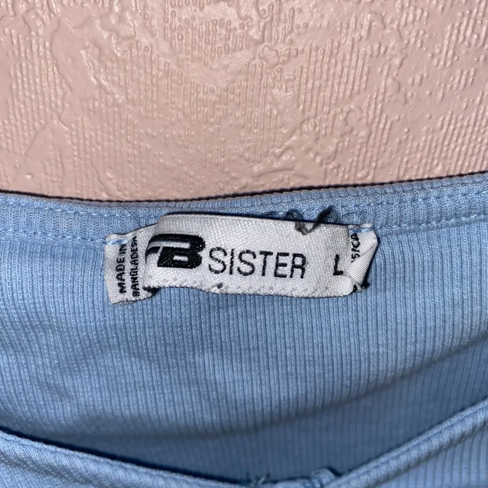 En blå t-shirt ifrån New Yorker i storlek L jag skulle dock säga att den är i storlek M. 😊. T-paidat.