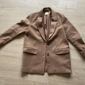 Oversized kavaj  - Oversized kavaj som är lite tjockare en än vanlig kavaj så den funkar som en jacka också. 