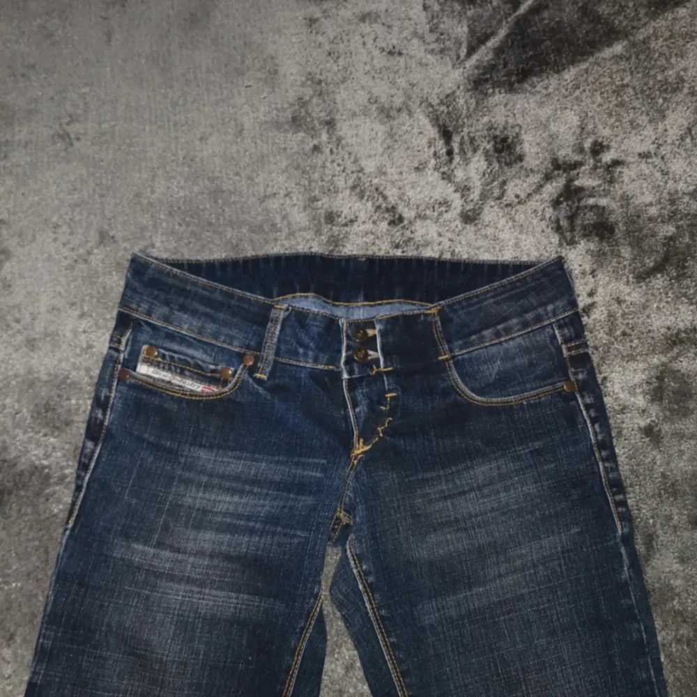 Jättefina mörkblå dieseljeans i storlek xs som jag säljer då jeansen är för små, ställ jättegärna frågor ifall du undrar något❤️. Jeans & Byxor.