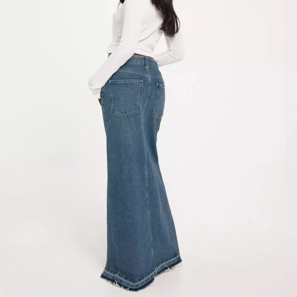 Lång fin kjol som aldrig kommit till användning💙 Efter den första bilden är det bilder på en modell som är 167 cm lång och har storlek S💙 Nypris 430 kr. Kjolar.