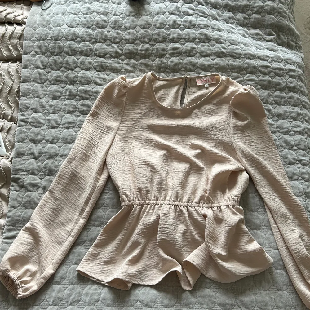 Jättefin blus från Only! Säljer då den knappt kommit till användning , endast 2-3 gånger. Lite rosa beige aktig så vid intresse kan jag skicka fler bilder !!!Nypris 449kr!!!. Puserot.