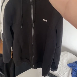 Kofta - Säljer dena hugo boss koftan för den är förstör för mig. Tar byten också. De är Xl men den passar L