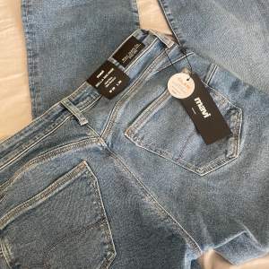 Väldigt fina Mavi bootcut jeans❤️‍🔥ljusblå jeans i väldigt fint skick då de aldrig använts pga är för stora💓💓det står Mid Rise men skulle själv säga Low Rise🥰skriv för eventuella frågor Midja-29 Längd-30