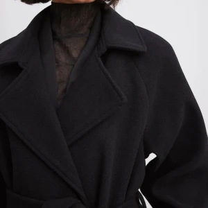 Svart Kappa - Säljer min svarta kappa från NA-KD. Endast använd 1 höst, strl xs med lite oversized passform så passar även en S. Ordinariepris 899kr.