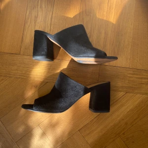 Svarta klackar i mocca  - Så fina svarta mules i mocca! Bara använda en kväll, så de är så gott som nya🌟