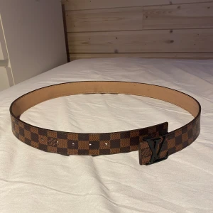 Lv bälten  - Två lv bälten  Vita är 115 cm  Bruna är 120 cm