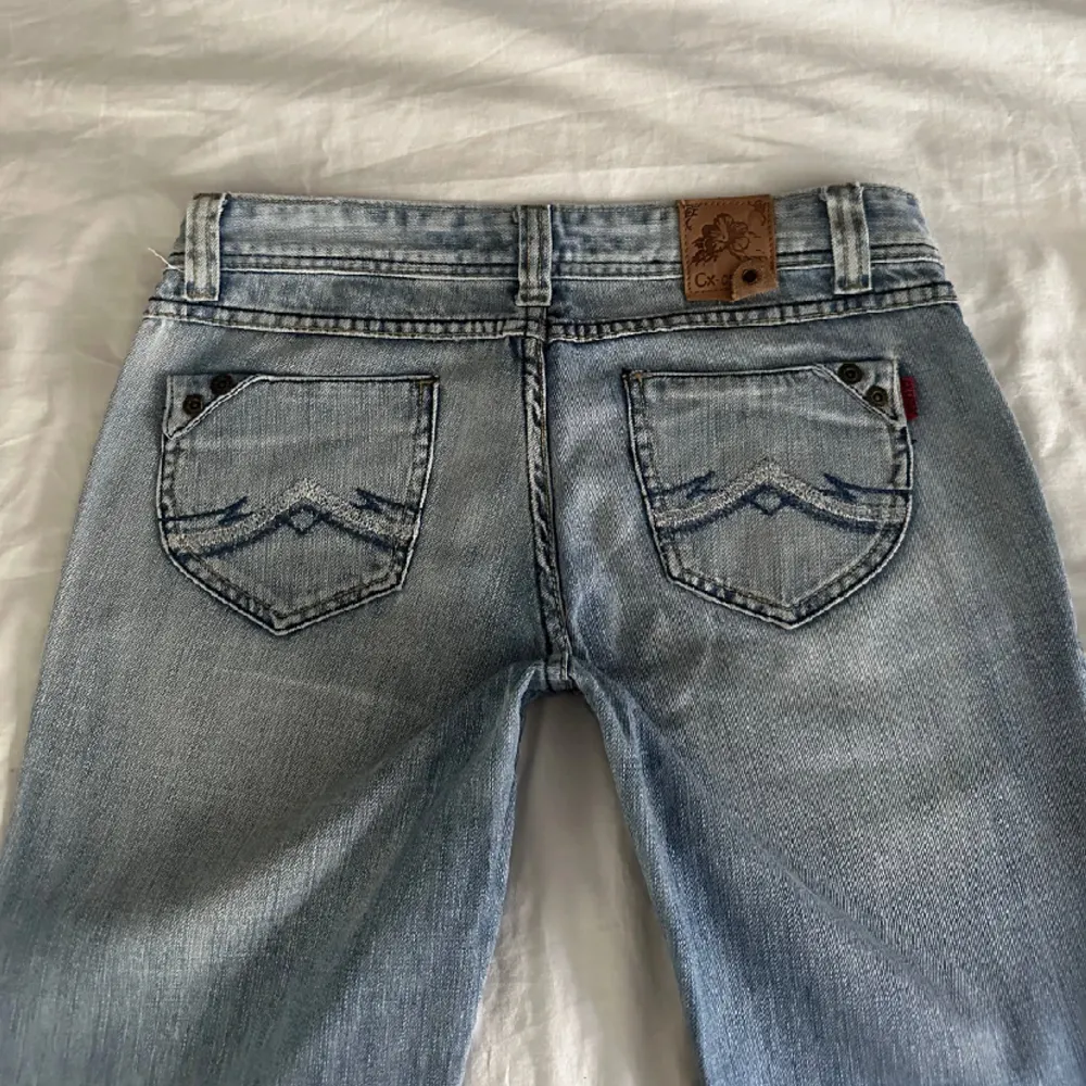 Lånade bilder från förra säljaren 💕 så snygga, midjemått 40cm o innerbenslängd 82cm. Jeans & Byxor.