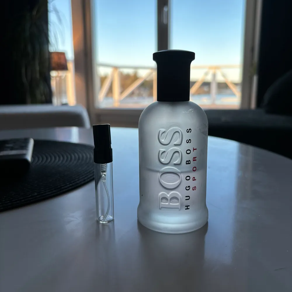 Boss Bottled Sport av Hugo Boss är en fräsch, aromatisk och träig doft för män. I 5 ml 🌊☀️🏖️. Övrigt.