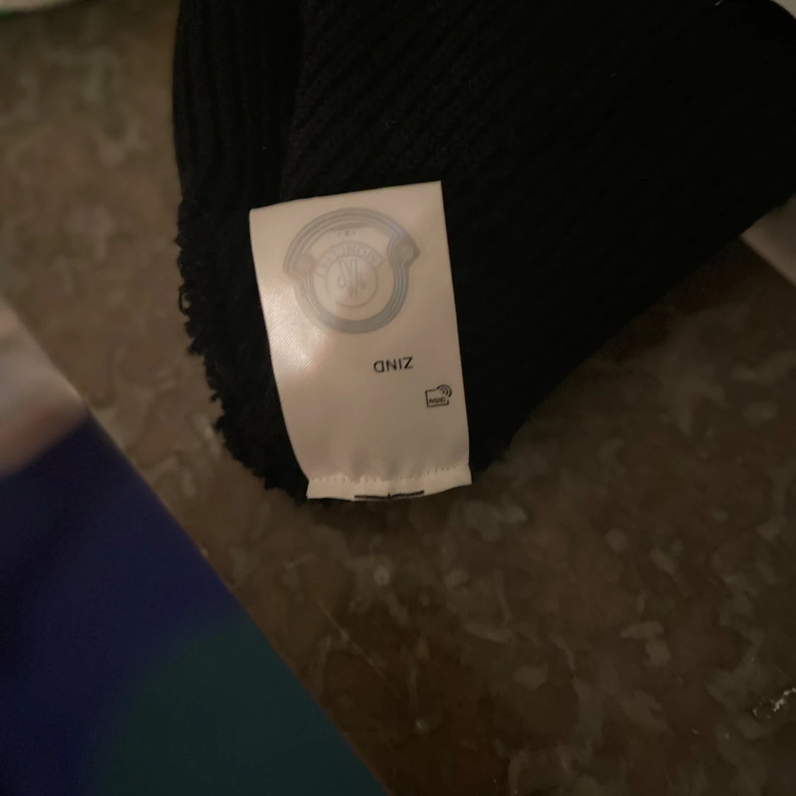 Säljer monclar mössa  - 92