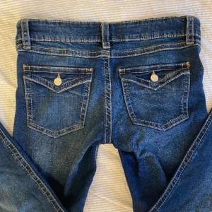 Lowwaist bootcut jeans från Gina trico, köpte dom här på Plick men då dom inte passade så bra så säljer jag vidare dom. Dom är i bra sick och har storleken 164. Obs! Första bilden är lånad💕