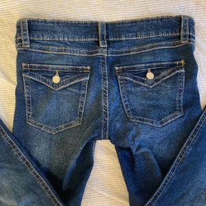 Gina trico jeans  - Lowwaist bootcut jeans från Gina trico, köpte dom här på Plick men då dom inte passade så bra så säljer jag vidare dom. Dom är i bra sick och har storleken 164. Obs! Första bilden är lånad💕