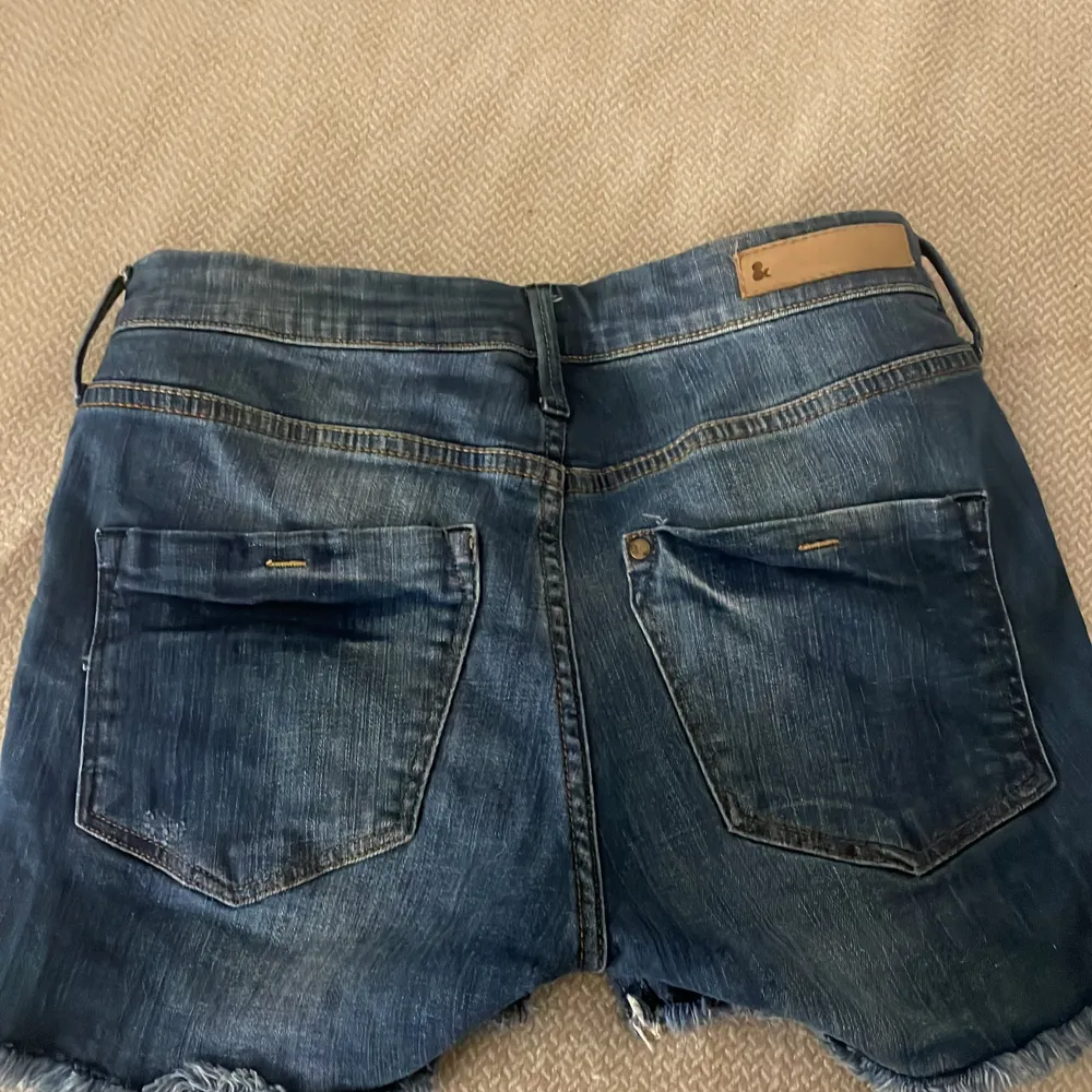 Säljer dessa coola jeans shorts. Dem är väldigt små i storleken. . Shorts.