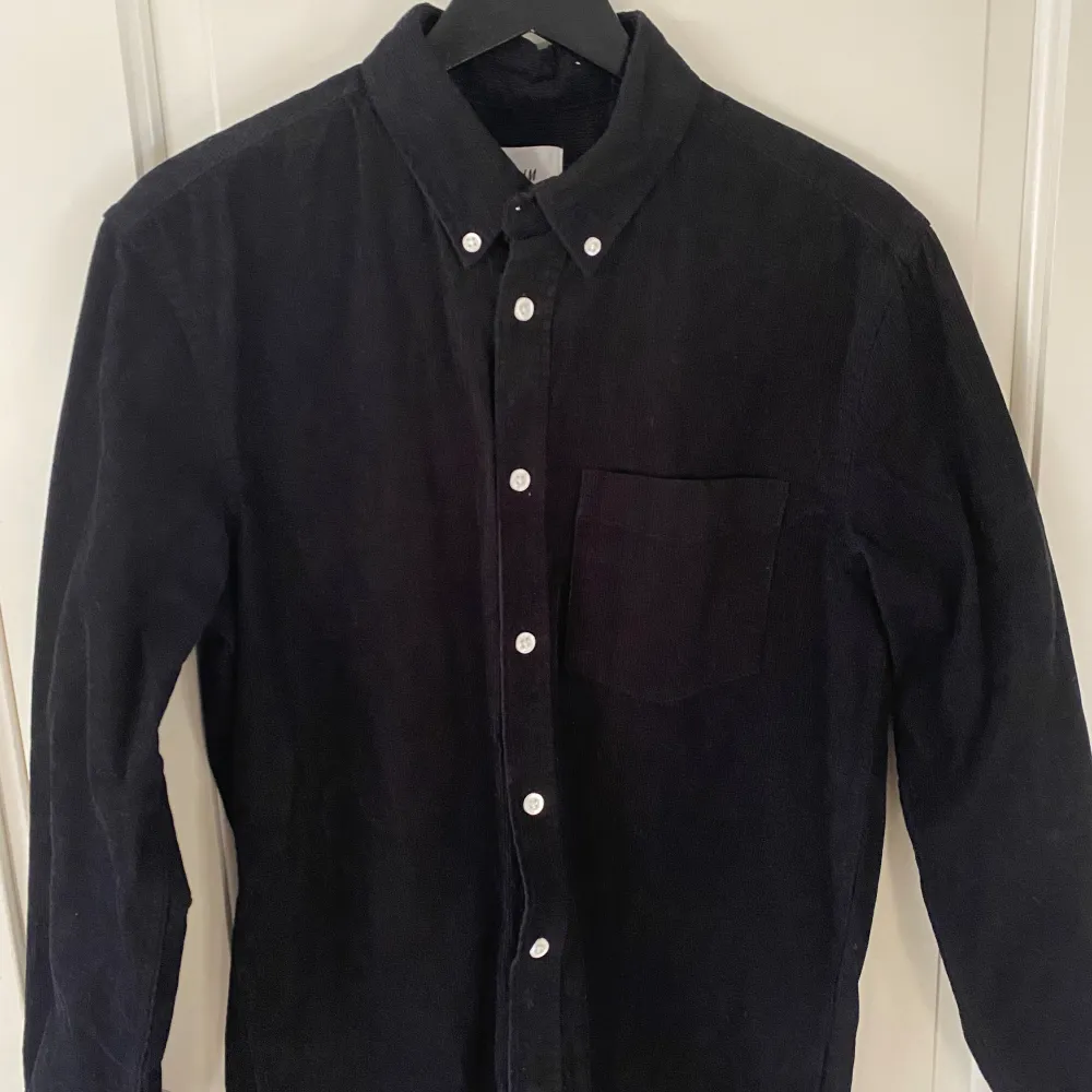 En svart Manchester skjorta från H&M. Använd 1 gång så den är i super bra skick. Säljer för 100kr. Skjortor.