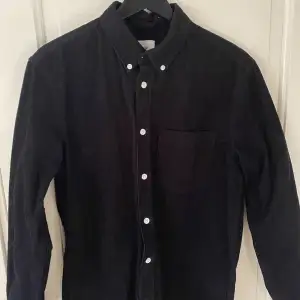 En svart Manchester skjorta från H&M. Använd 1 gång så den är i super bra skick. Säljer för 100kr