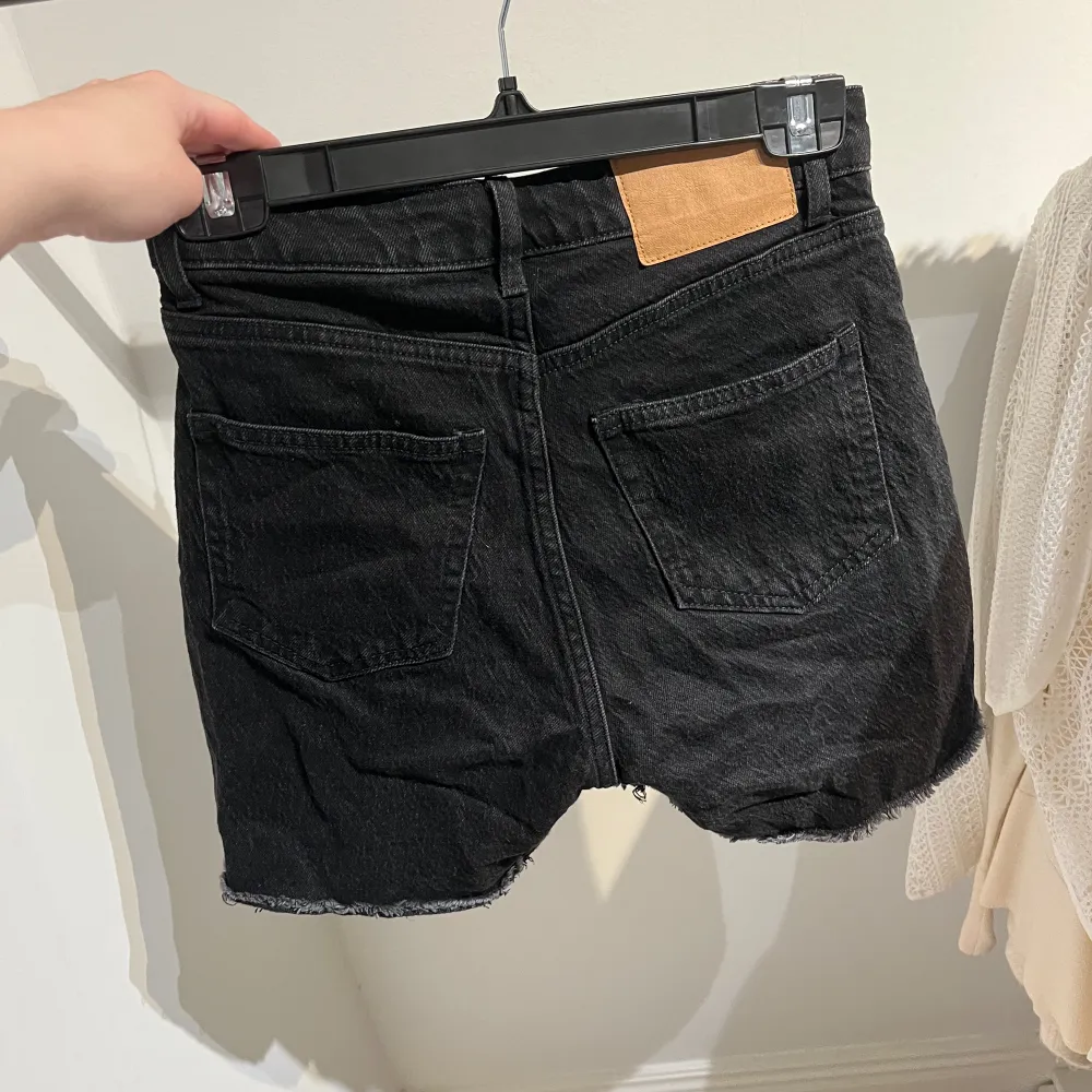 Stonewashed jeansshorts i strl 34 från H&M.. Shorts.