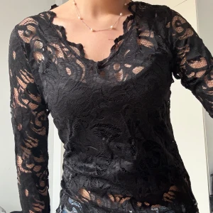 Spets blus  - Svart spets blus långärmad. 