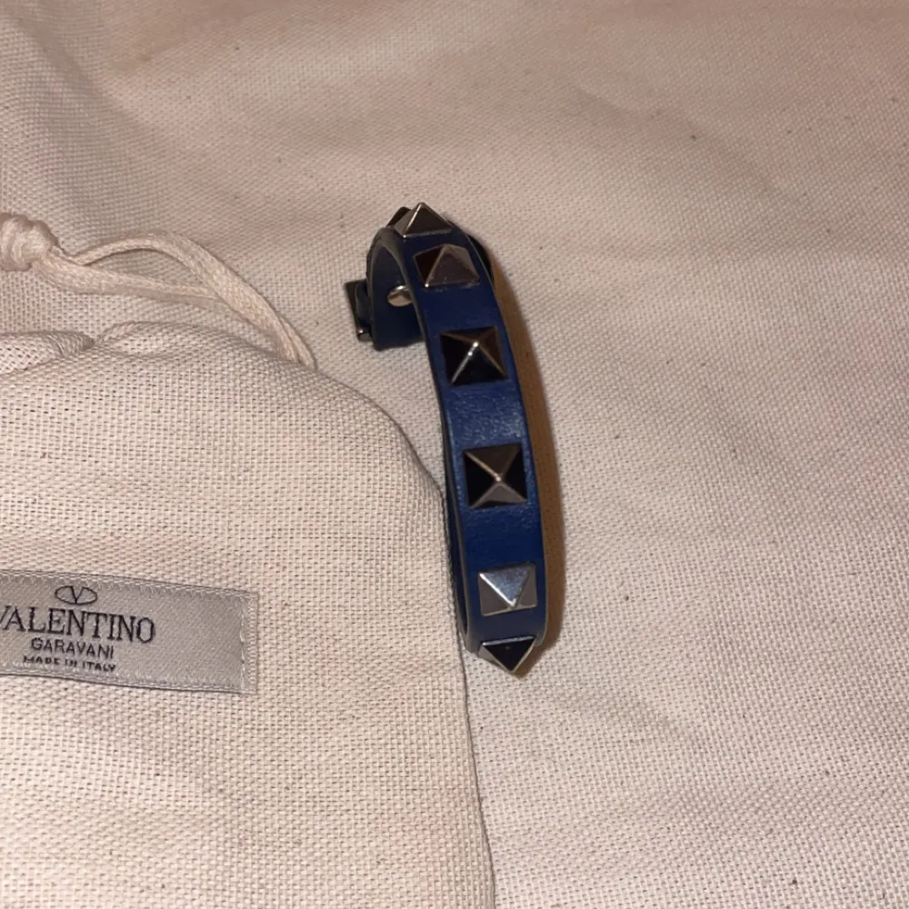 Valentino armband herr, blå, bra skick . Accessoarer.