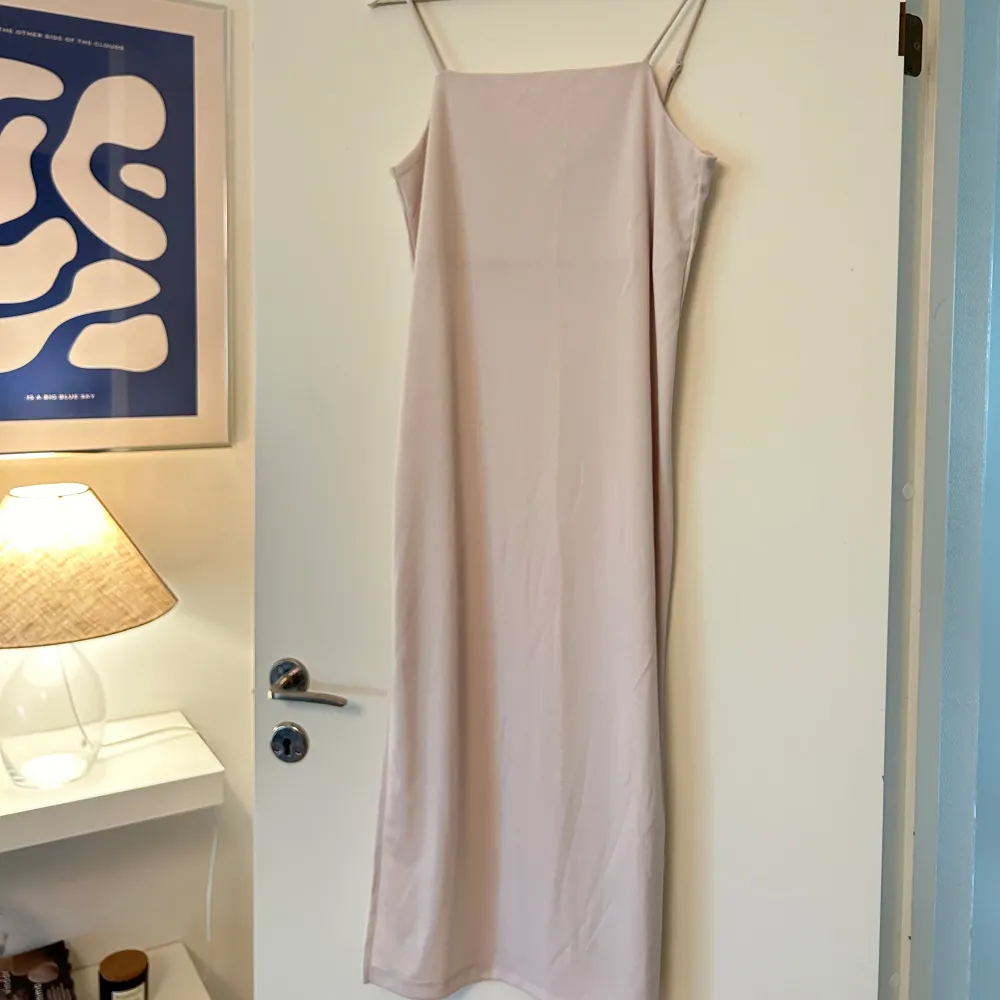 Ljus rosa klänning från H&M med slits på ena sidan! Aldrig använd💕banden går att justera!. Klänningar.