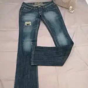 Fina låga jeans flared modell! Midjemått:37cm och innebenslängd:82cm❤️ De passade tyvärr inte mig så kan inte ta bild!❤️☺️