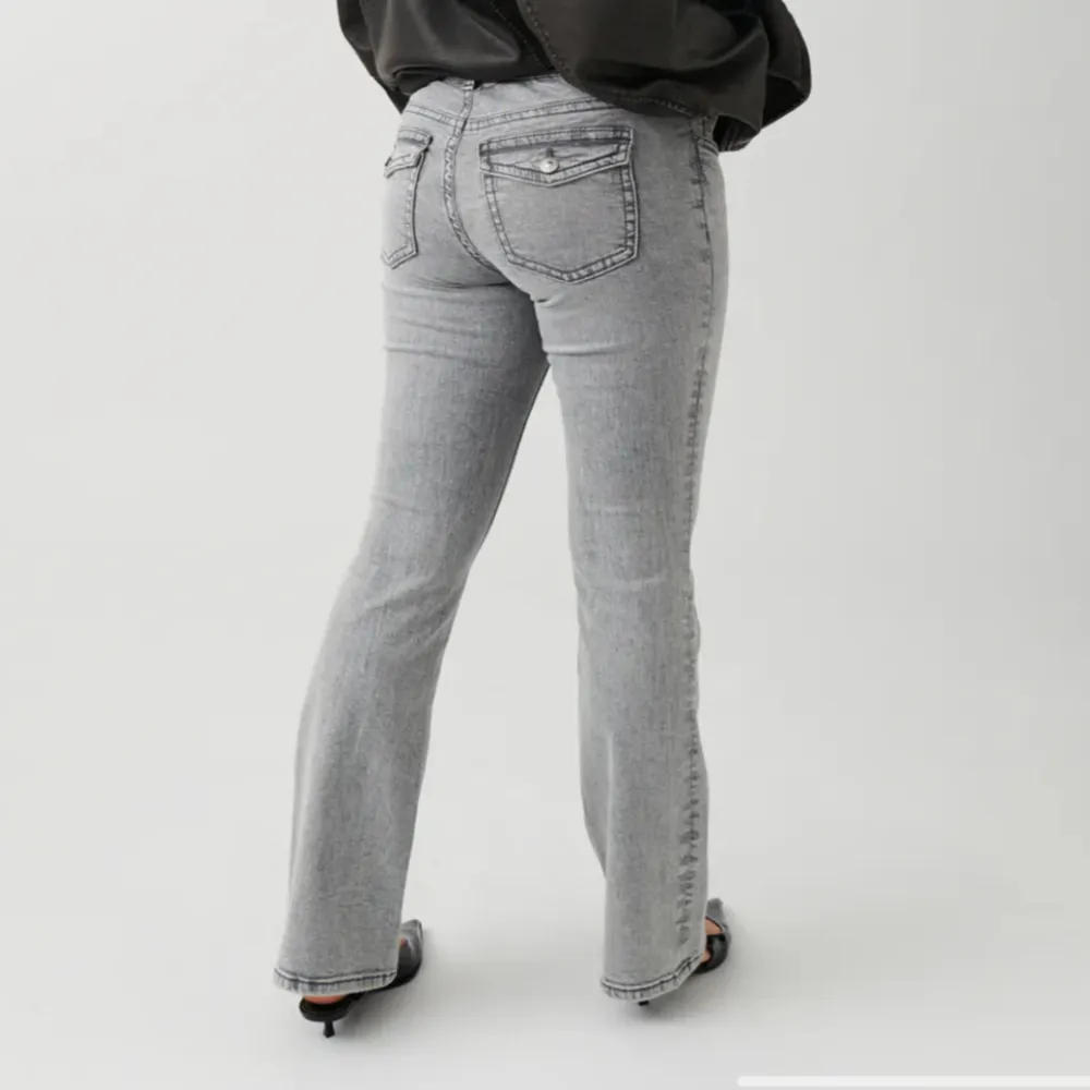 Säljer dessa lågmidjade jeans från ginatricot med lappar kvar helt oanvända. Ljusgrå färg med bootcut modell och detaljer på fickorna. PRIS KAN DISKUTERAS VID SNABB AFFÄR. Jeans & Byxor.