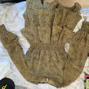 Klänning  - Oanvänd klänning 