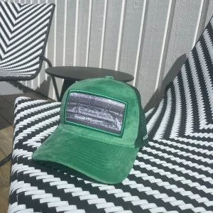 Velvet keps. - Fin velvet keps och passar bra till sommaren, inga fläckar eller trådar utan kepsen är helt oanvänd. Säljer för den inte kommer till användning.