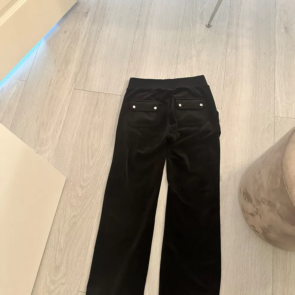 Svarta juicy couture byxor i storlek xs som jag säljer då jag inte har användning av de längre. finns även att köpa en tröja om man vill. Hör av er för mer bilder eller om ni har frågor!. Jeans & Byxor.
