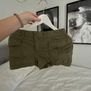 Säljer dessa fina lågmidjade cargo shorts från hm, dom kommer inte till användning längre, är i ett fint skick!💓💓