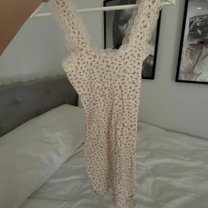 Jätte fin sommrig klänning ifrån hm - säljer denna jätte fina sommriga klänningen ifrån hm, inga tecken på användning💓