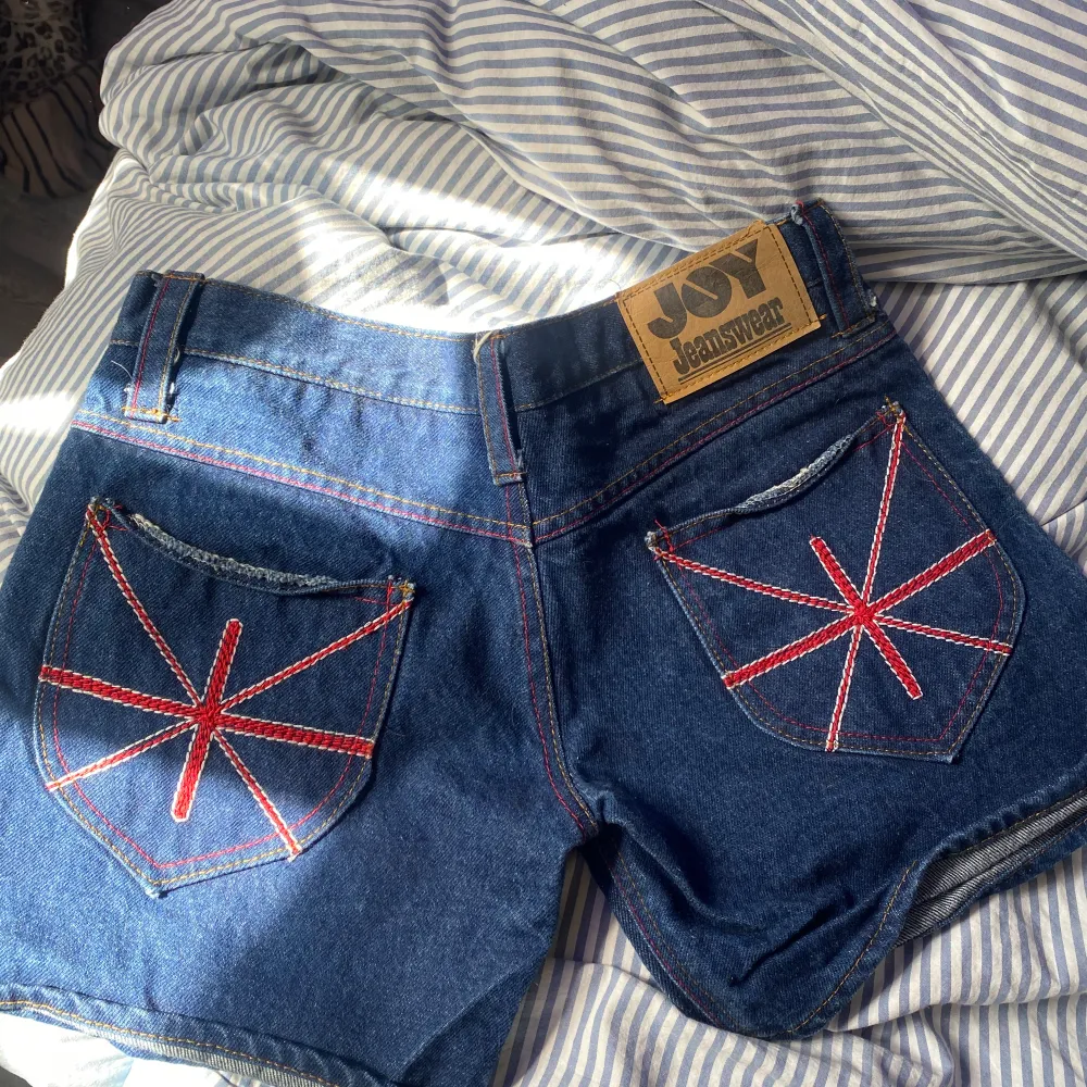 Säljer dessa snygga jeans shorts med coola fickor till sommaren. Shorts.
