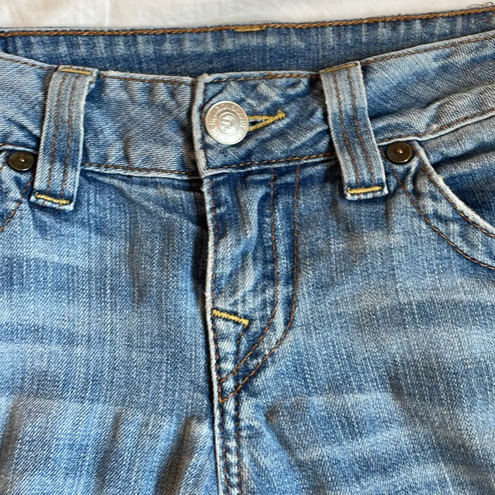 Säljer dessa super snygga true religion jeans i använt skick som är köpta här på plick, då de tyvärr var förstora för mig! Kom privat ifall du är intresserad eller vill ha fler bilder. Obs, frakt tillkommer. Jeans & Byxor.