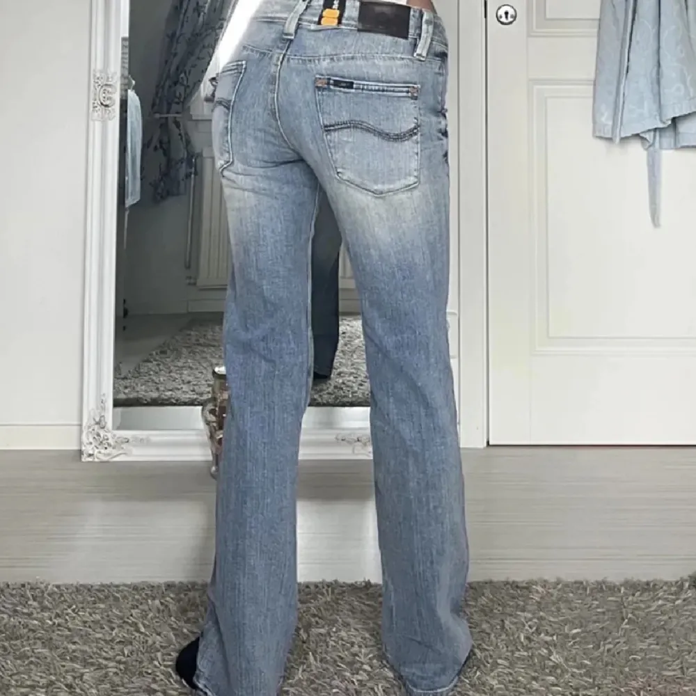 Säljer nu mina lågmidjade och unika Lee jeans! Lågmidjade bootcut🤗 37cm midjemått rakt över. 81cm innerbenslängd❤️ Skriv för fler bilder / intresse. Klicka gärna på köp nu😚. Jeans & Byxor.