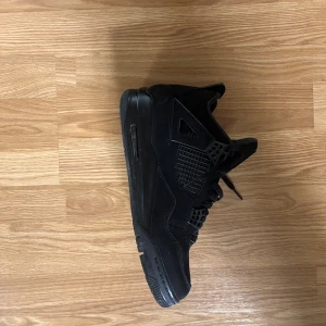 Jordan 4or - Säljer min jordan 4or i strlk 43. Som är använda ytterst få gånger. Använt dem 5-6 gånger. Köpte från stock x för 3000. Väldigt fint skick. 100% äkta kvitto finns. Kan fraktas om köparen står för frakten. Stock x tagg medföljer självklart. 