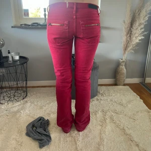 Röda jeans - Najs snygga jeans, de är raka❣️