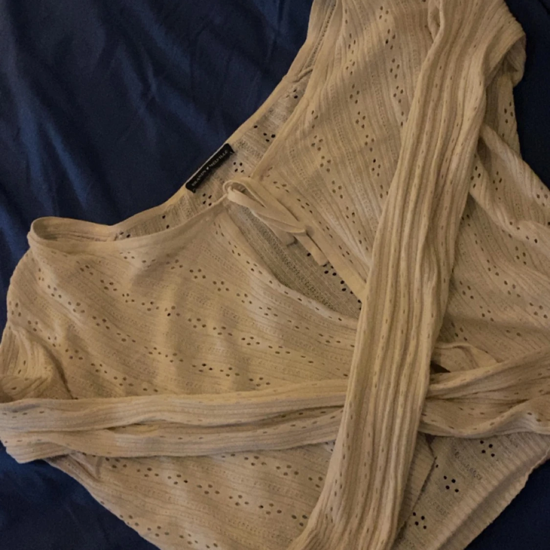 Vit kort långärmad kofta