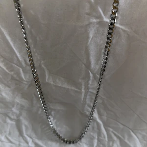 Ett silver halsband - 4314177592  en snygg accessoar   