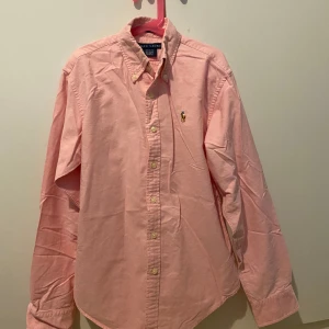 Ralph Lauren Skjorta  - En rosa Ralph Lauren skjorta i storlek 4, classic fit
